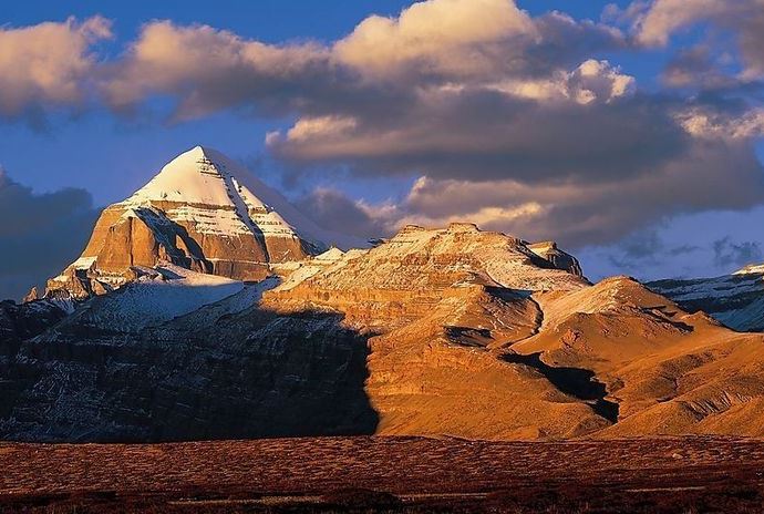 Древние памятники Азии гора свастики пирамида Кайлас 3