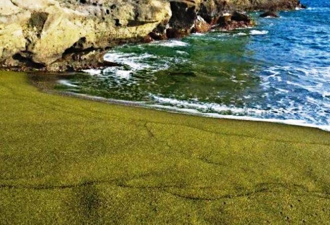 Пляж с зеленым песком  Папаколеа 3