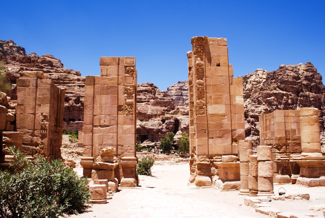 Каменный оазис посередине Аравийской пустыни 3