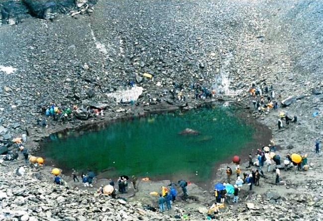 Озеро скелетов Роопкунд в Гималаях 2