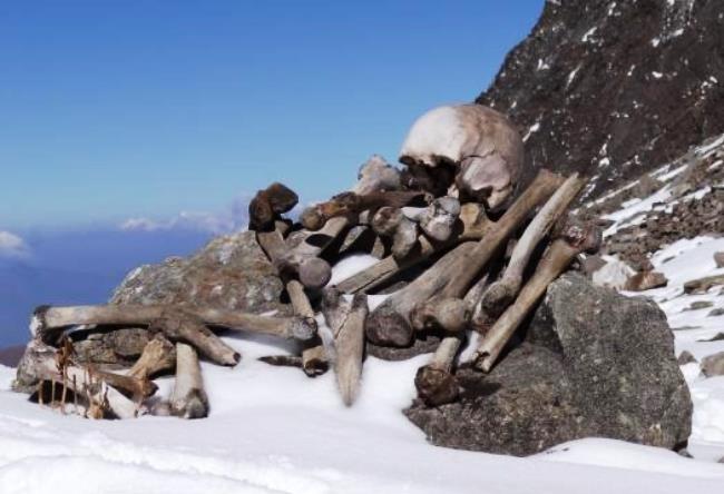Озеро скелетов Роопкунд в Гималаях 3