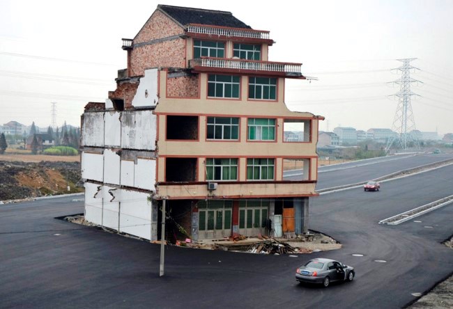 Five story building in the middle of a highway in Chzhetsyan 2