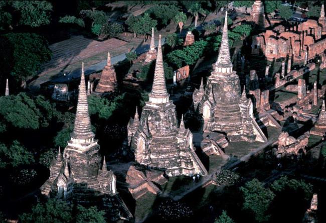 The tombs in the ancient Ayutthaya 3
