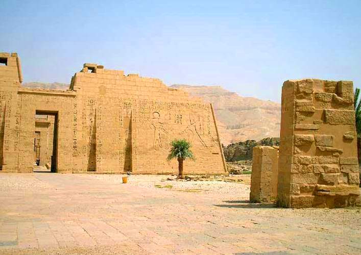 Памятники Африки храм Мединет Абу в Луксоре 2