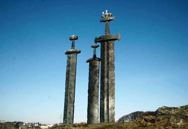 Символ мира и спокойствия  мечи в камне в городе Ставангер 2