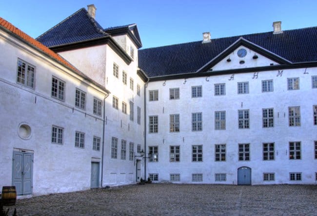 Самый посещаемый привидениями замок Дании  Драгсхолм 2
