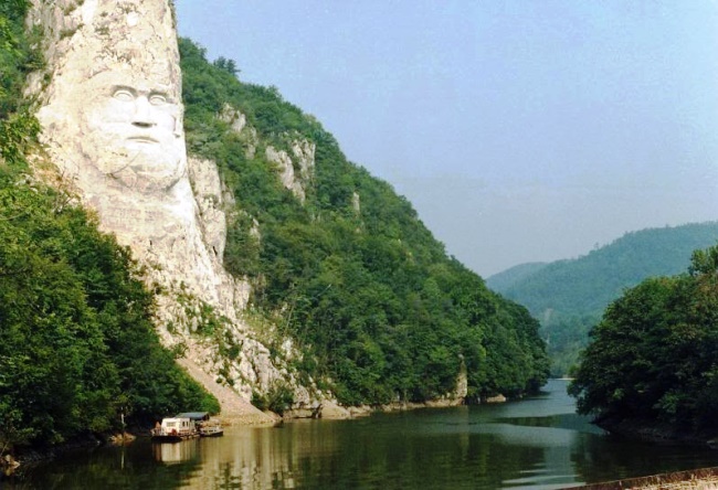 Monument to the largest size is a Decebal statue 3