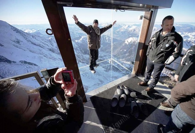Step into the void from the top of the Aiguille du Midi 4