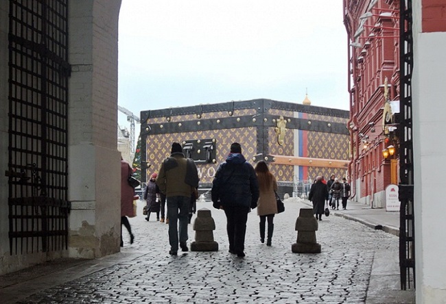 Louis Vuitton suitcase in Red Square 4