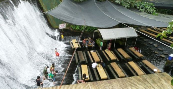 Удивительная Азия Филиппины ресторан-водопад 4
