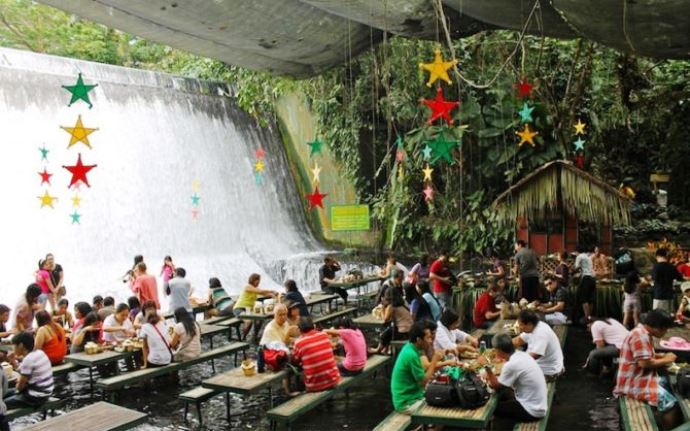 Удивительная Азия Филиппины ресторан-водопад 5