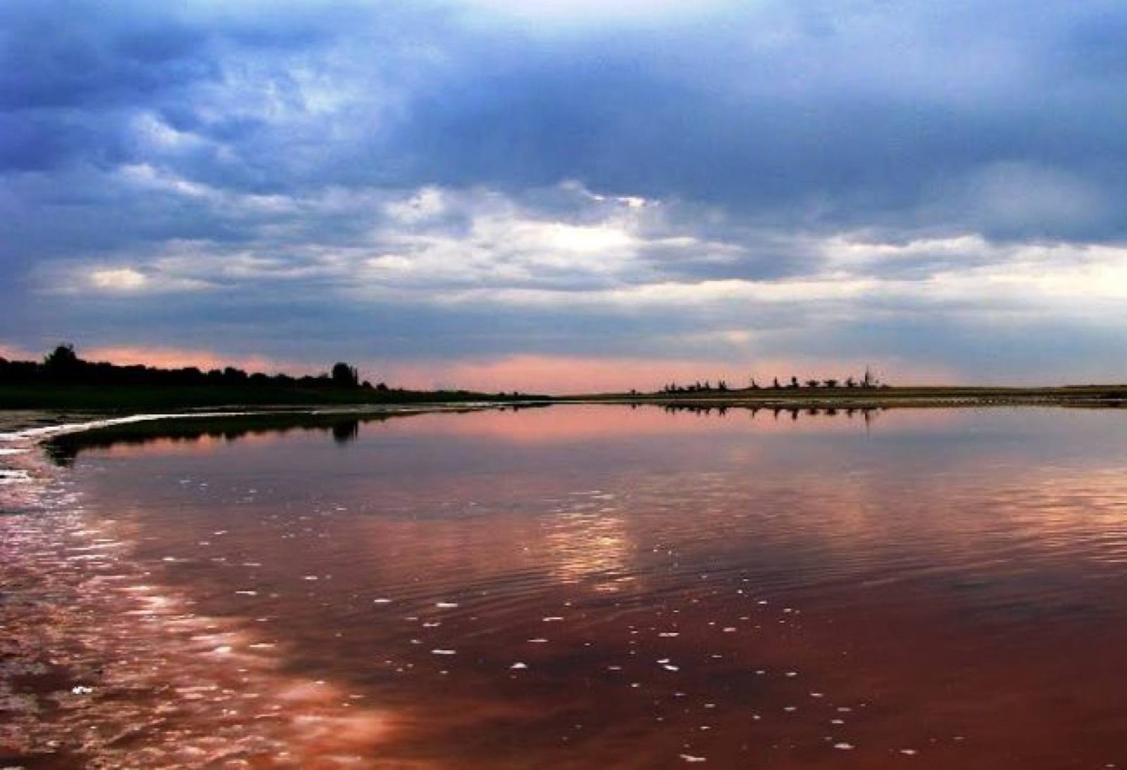 Соленые воды россии. Озеро Тинаки Астрахань. Соленое озеро Тинаки Астрахань. Озеро Ильмень Тинаки. Розовое озеро Тинаки.