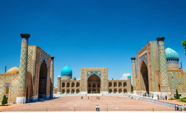 Discover Uzbekistan traveling around it