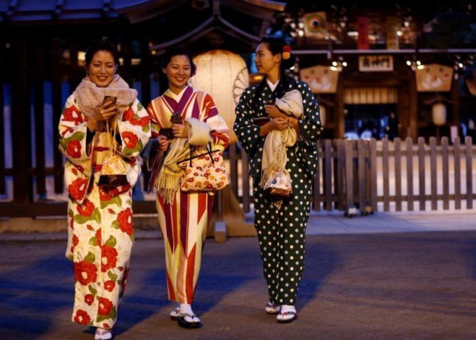 Сколько человек проживает в японии. Японская культура. Жизнь в Японии. Современная японская культура. Япония люди.