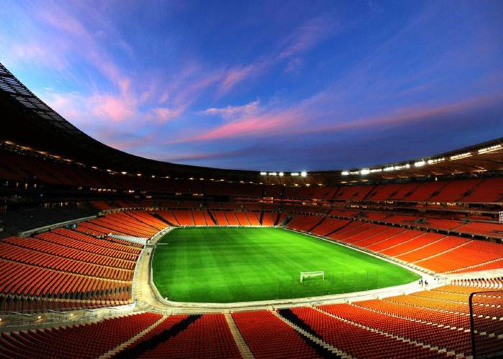 Самые красивые стадионы. Стадион СОККЕР Сити Йоханнесбург. СОККЕР Сити стадион ЮАР. Soccer City в Йоханнесбурге. Стадион ФК Альмерия.